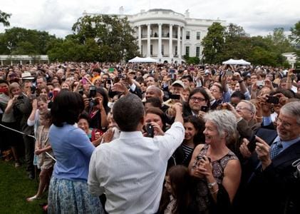 f195f95f3fe9a51ec4ad9c81098ea127 Barack and Michelle Obama with White House visitors